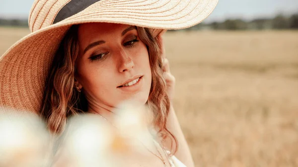 Hand Wheat Field Woman Happy Young Woman Sun Hat Summer — Stock Photo, Image