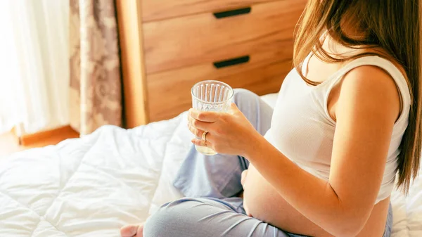 妊娠中の水を飲む 妊娠中の母親は水を飲む 妊娠中の女性の赤ちゃんを待っている 水のガラス コンセプト産前産後 — ストック写真