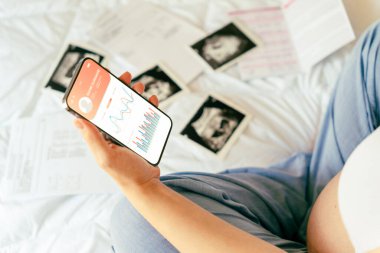Hamilelik uygulaması. Taşınabilir hamilelik çevrimiçi annelik başvurusu. Hamile anne telefon kullanıyor. Hamilelik, ilaç, eczacılık, sağlık ve insan konsepti
