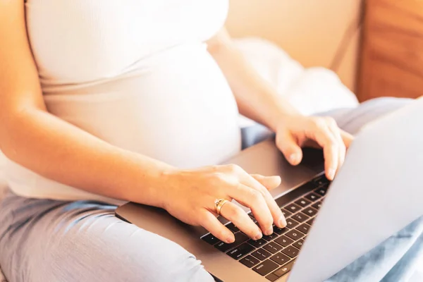 Έγκυος Υπολογιστής Έγκυος Γυναίκα Κρατά Ψηφιακό Φορητό Υπολογιστή Κινητή Εγκυμοσύνη — Φωτογραφία Αρχείου