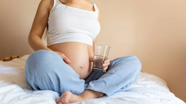 Beba Agua Embarazada Hermoso Embarazo Bebiendo Agua Feliz Embarazada Sosteniendo — Foto de Stock