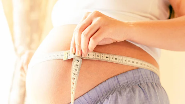 Měřit Těhotnou Ženu Šťastná Těhotná Žena Páskou Měřící Břicho Koncepce — Stock fotografie