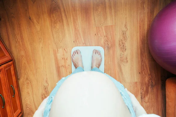 Aumento Peso Del Embarazo Mujer Feliz Mujer Embarazada Pie Básculas —  Fotos de Stock