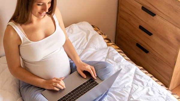 Γυναίκα Κρατάει Υπολογιστή Κινητό Εγκυμοσύνη Απευθείας Σύνδεση Εφαρμογή Σημειωματάριο Μητρότητας — Φωτογραφία Αρχείου