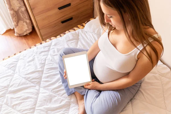 Ψηφιακή Οθόνη Δισκίων Εγκυμοσύνης Έγκυος Γυναίκα Κρατώντας Έξυπνο Δισκίο Mock — Φωτογραφία Αρχείου