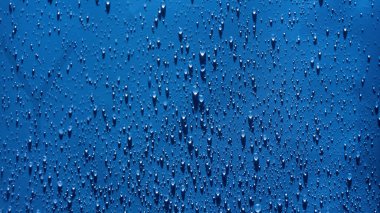 Su damlası dokusu. Su sıçratma deseni. Seçici odaklanma. Damlacık yağmur dokusu sıçratır