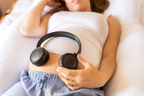 Terhes Zenész Hallgat Terhes Zenét Hallgat Anya Hasa Figyelj Fejhallgató — Stock Fotó