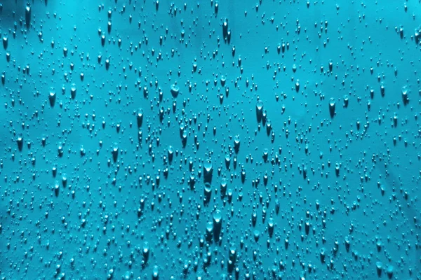 水は青い背景をドロップします 液滴は雨の質感をスプラッシュ スプラッシュ水のパターンをドロップします 選択的焦点 — ストック写真
