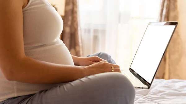 Schwangerschaftsgerät Attrappen Mobile Schwangerschaftsanwendung Internet Schwangere Mit Notizbuch Attrappe Schwangerschaft — Stockfoto