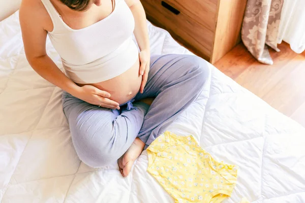 Ropa Bebé Mujer Embarazada Hermosa Madre Embarazada Con Ropa Bebé — Foto de Stock