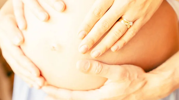 Terhes Kezek Női Has Boldog Terhes Férj Ölelkeznek Terhes Hason — Stock Fotó