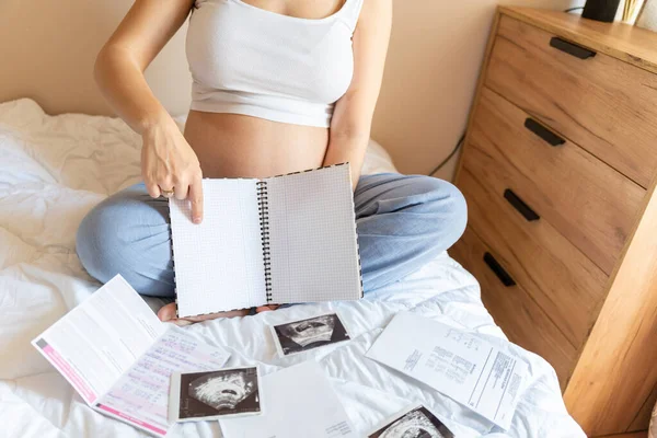 Uma Mulher Grávida Escrever Uma Lista Jovem Gravidez Mãe Segurando — Fotografia de Stock