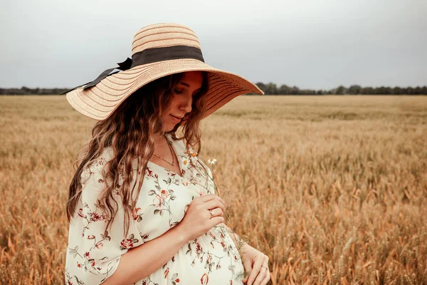 Γυναικεία Φύση Του Σιταριού Ευτυχισμένη Νεαρή Γυναίκα Καπέλο Στον Καλοκαιρινό — Φωτογραφία Αρχείου