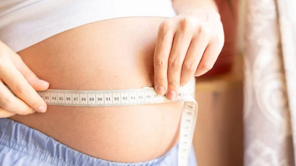 Terhes Hasa Intézkedés Boldog Gyönyörű Terhes Szalaggal Hasán Terhesség Orvostudomány — Stock Fotó