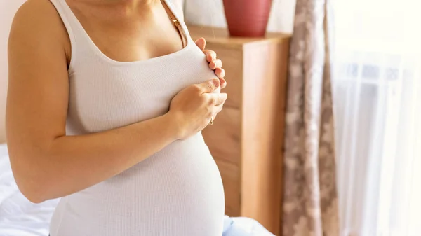 Проверка Рак Молочной Железы Беременной Женщины Молодая Беременная Женщина Осматривает — стоковое фото