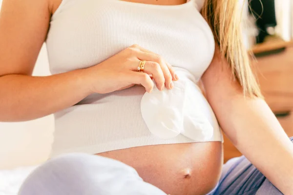 Βρεφικά Ρούχα Εγκύου Όμορφη Μητέρα Εγκυμοσύνης Κίτρινα Μωρουδιακά Ρούχα Έγκυος — Φωτογραφία Αρχείου