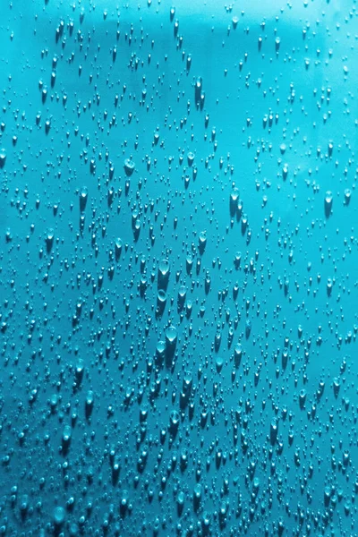 水滴蓝色背景 滴飞溅雨的质感 滴水花花纹 有选择的重点 — 图库照片