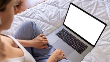 Hamilelik dijital laptop ekranı. Elinde boş dizüstü bilgisayar olan hamile bir kadın. Taşınabilir hamilelik çevrimiçi annelik başvurusu. Hamilelik kavramı, annelik, bebek doğumu beklentisi