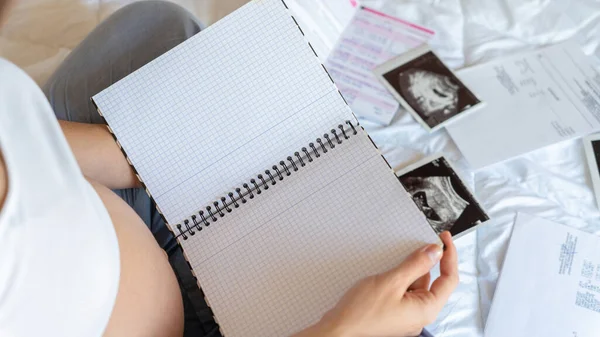 Pregnant Writing Baby List Beautiful Pregnancy Woman Writing Check List — Fotografia de Stock