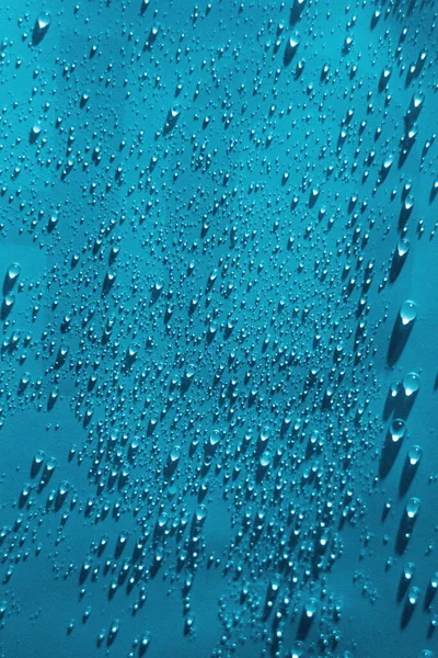 물줄기를 떨어뜨린다 선택적 집중입니다 물방울을 튀기는 빗물의 — 스톡 사진