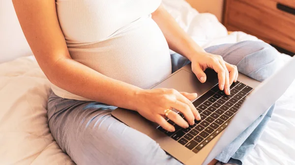 Hamilelik uygulaması bilgisayarı. Taşınabilir hamilelik çevrimiçi annelik not defteri uygulaması. Hamile anne dijital bilgisayar kullanıyor. Hamilelik kavramı, annelik, bebek doğumu beklentisi