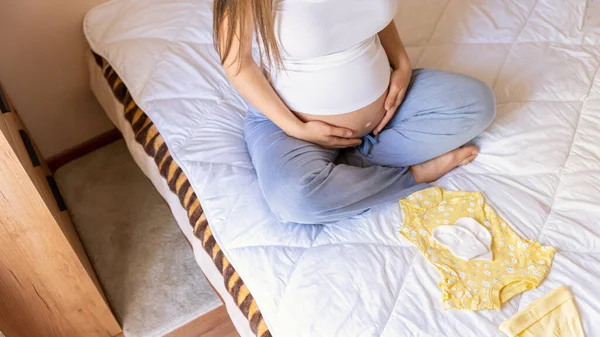 Βρεφικά Ρούχα Εγκυμοσύνης Όμορφη Έγκυος Μητέρα Κίτρινα Μωρουδιακά Εγκυμοσύνη Γυναίκα — Φωτογραφία Αρχείου