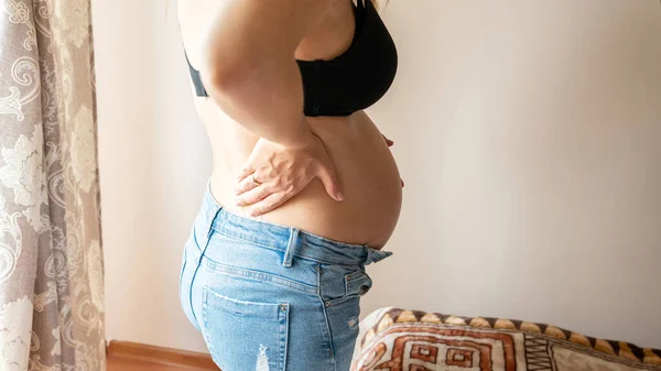 Dor Nas Costas Durante Gravidez Mulher Grávida Bonita Sofre Dor — Fotografia de Stock