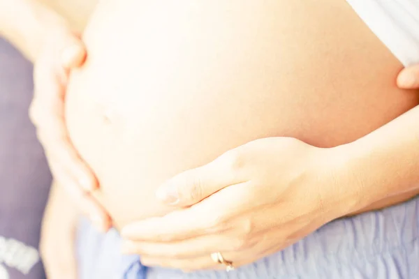 Έγκυος Χέρια Κοιλιάς Ευτυχισμένη Εγκυμοσύνη Γυναίκα Και Άντρας Αγκαλιάζουν Έγκυο — Φωτογραφία Αρχείου