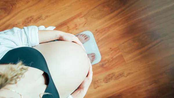 Pregnant Weights Woman Belly Happy Pregnancy Woman Standing Weight Scales — Stock Photo, Image