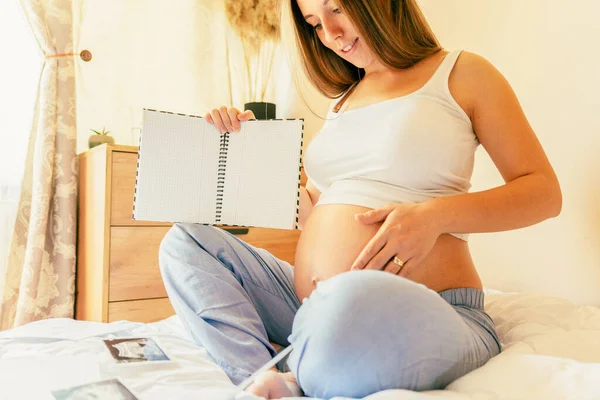 Embarazada Escribiendo Lista Bebés Hermosa Mujer Embarazada Escribiendo Lista Verificación — Foto de Stock