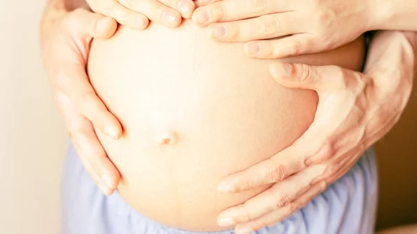 Gravid Kvinna Mage Händer Glad Gravid Kvinna Och Make Kramar — Stockfoto