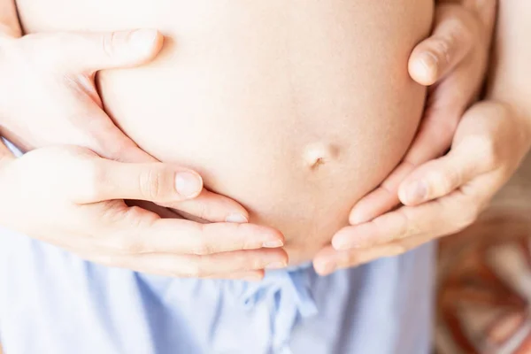 Mãos Barriga Mulher Grávida Feliz Gravidez Mulher Marido Abraçando Barriga — Fotografia de Stock