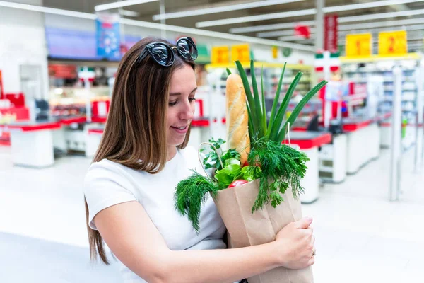 Zwangere Voedselzak Supermarkt Zwangerschap Vrouw Met Gezonde Sla Salade Bladeren — Stockfoto