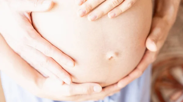 Mãos Barriga Mulher Grávida Feliz Gravidez Mulher Marido Abraçando Barriga — Fotografia de Stock