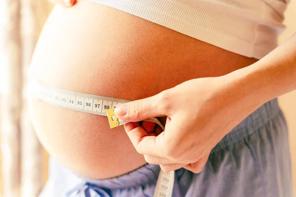Měřit Těhotnou Ženu Šťastná Mladá Těhotná Žena Páskou Měřící Břicho — Stock fotografie