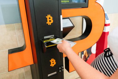 ATM Bitcoin kripto para birimi. Sanal kripto para birimi btc cüzdanı için 100 dolar. Kadın Amerikan Doları 'ndan para çekiyor. ATM Finans ve Teknoloji Konsepti