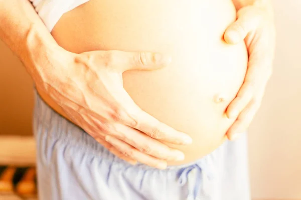 Mãos Barriga Grávidas Feliz Gravidez Mulher Marido Abraçando Barriga Grávida — Fotografia de Stock