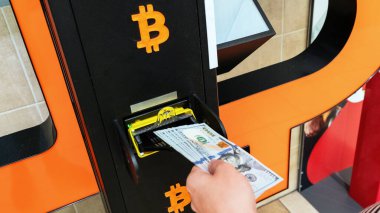 ATM Bitcoin kripto para birimi. Sanal kripto para birimi btc cüzdanı için 100 dolar. Kadın Amerikan Doları 'ndan para çekiyor. ATM Finans ve Teknoloji Konsepti