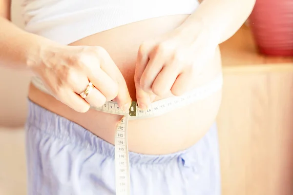 Измерьте Беременность Животом Женщина Счастливая Беременная Женщина Лентой Измерения Живота — стоковое фото