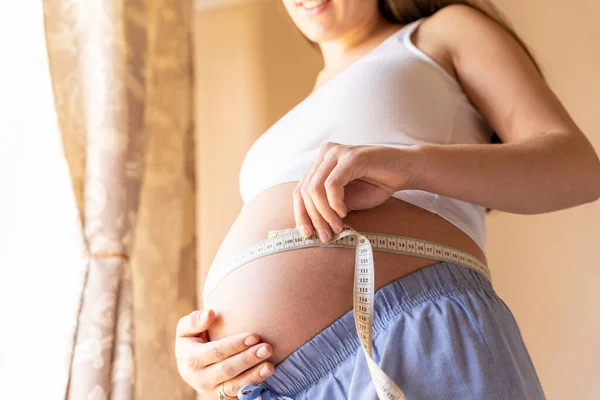 Velikost Břicha Těhotné Ženy Šťastná Mladá Těhotná Žena Páskou Měřící — Stock fotografie
