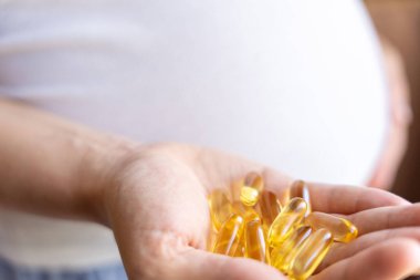 Hamilelik vitamin takviyesi hapı. Elinde vitamin hapı tutan mutlu hamile kadın. Terapi, sağlık, annelik kavramı.