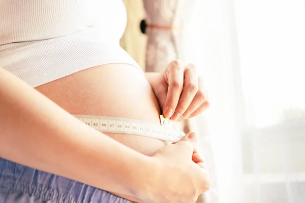 Mérd Meg Hasi Terhességet Boldog Fiatal Terhes Szalaggal Hasát Mérve — Stock Fotó