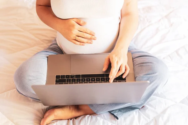 Schwangerschaftscomputer App Schwangere Mit Digitalem Laptop Mobile Schwangerschafts Notebook Anwendung — Stockfoto