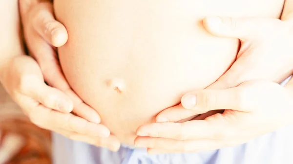 怀孕夫妇的腹部手 快乐的怀孕妇女和拥抱怀孕腹部的丈夫 预期分娩的概念 — 图库照片