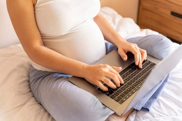 Εφαρμογή Υπολογιστή Εγκυμοσύνης Έγκυος Γυναίκα Κρατά Ψηφιακό Φορητό Υπολογιστή Κινητό — Φωτογραφία Αρχείου