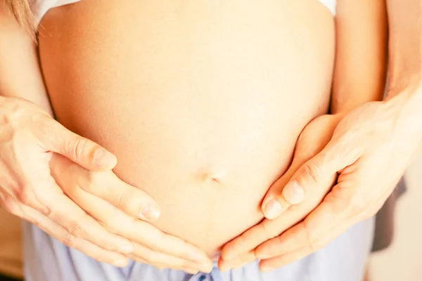 Manos Vientre Embarazadas Feliz Embarazo Mujer Marido Abrazando Vientre Embarazada — Foto de Stock