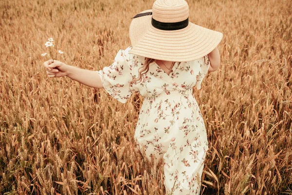 Hand Wheat Field Woman Happy Young Woman Sun Hat Summer — Stock Photo, Image