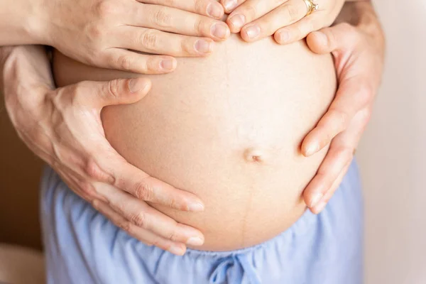 Mãos Grávidas Barriga Mulher Feliz Gravidez Mulher Marido Abraçando Barriga — Fotografia de Stock