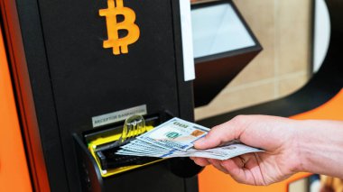ATM Bitcoin kripto para birimi. Sanal kripto para birimi btc cüzdanı için 100 dolar. Kadın Amerikan Doları 'ndan para çekiyor. ATM Finans ve Teknoloji Konsepti