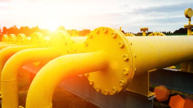 Gaz taşıma endüstrisi. Sarı gaz boru hattı güç teknolojisi. Yakıt borusu enerji ekipmanı. Benzin pompalama istasyonu, sanayi bölgesi